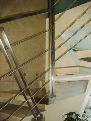 Scala in pietra e parapetti in acciaio inox - abitazione