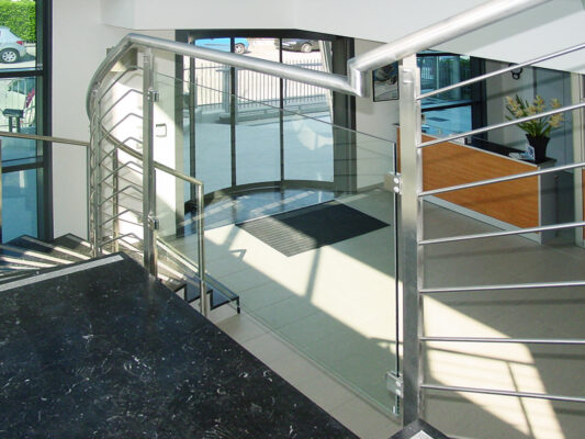 Scala e parapetto in acciaio inox - edificio