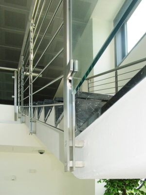 Scala e parapetto in acciaio inox - edificio