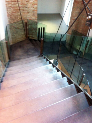 Scala con parapetti in vetro - edificio