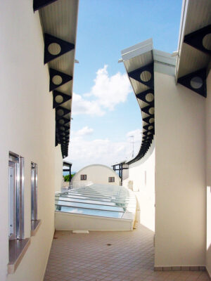 Struttura e cornice a sbalzo - edificio