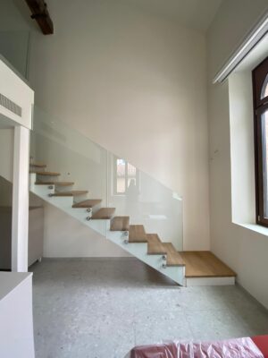 Parapetto in vetro e scala